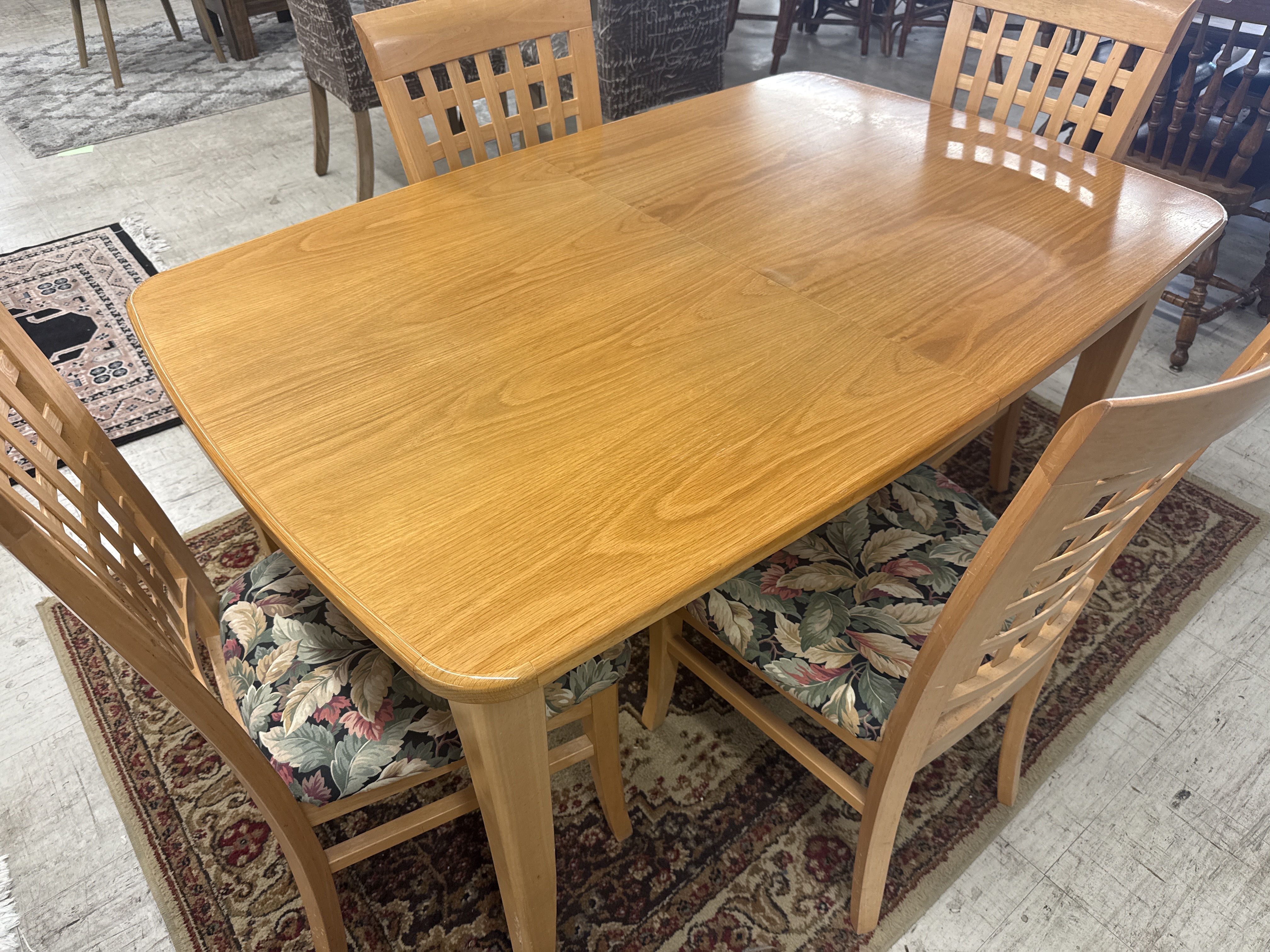 Table w/4 and 1 leaf - Pre-loved furniture Central Florida