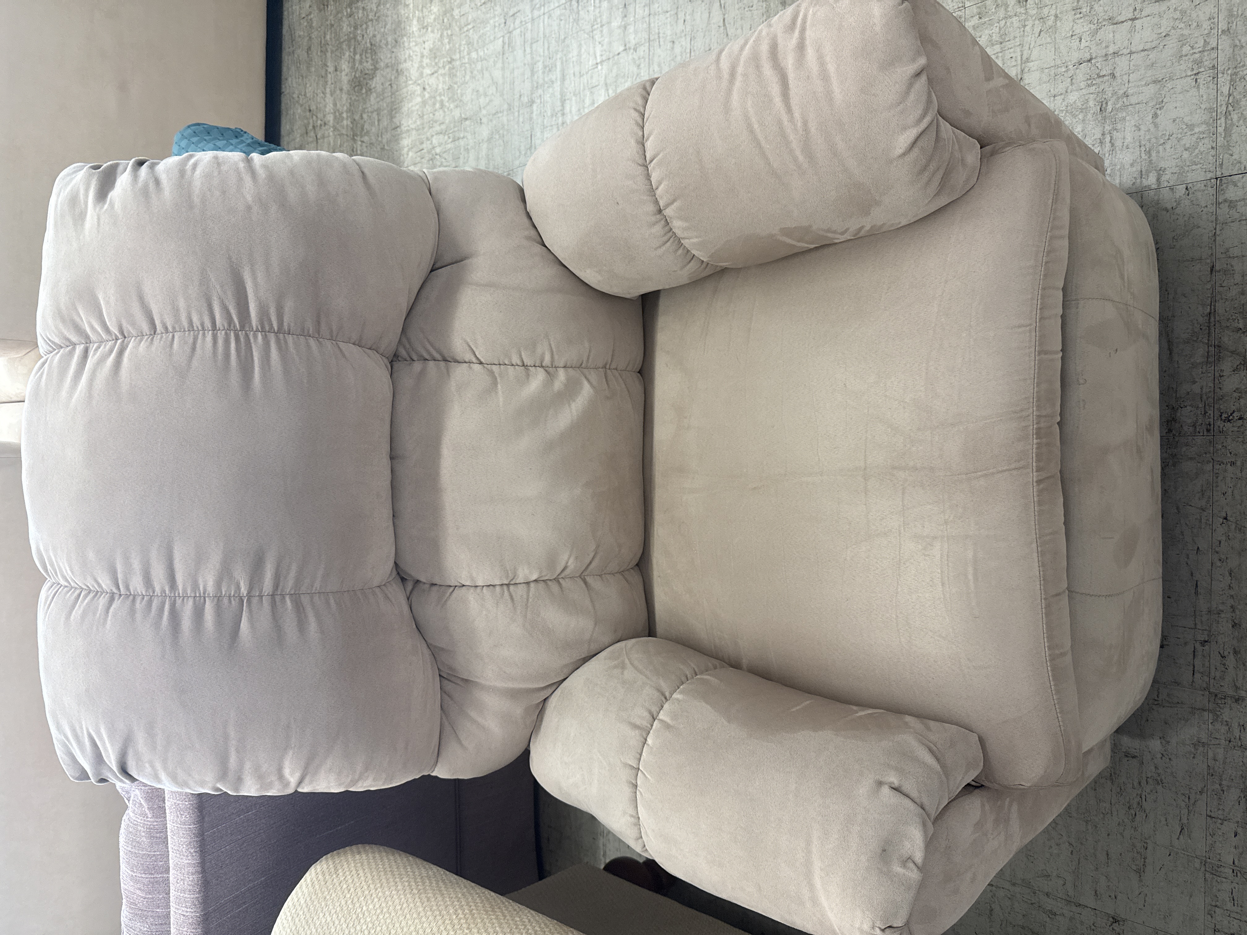Cream Recliner — photo 1