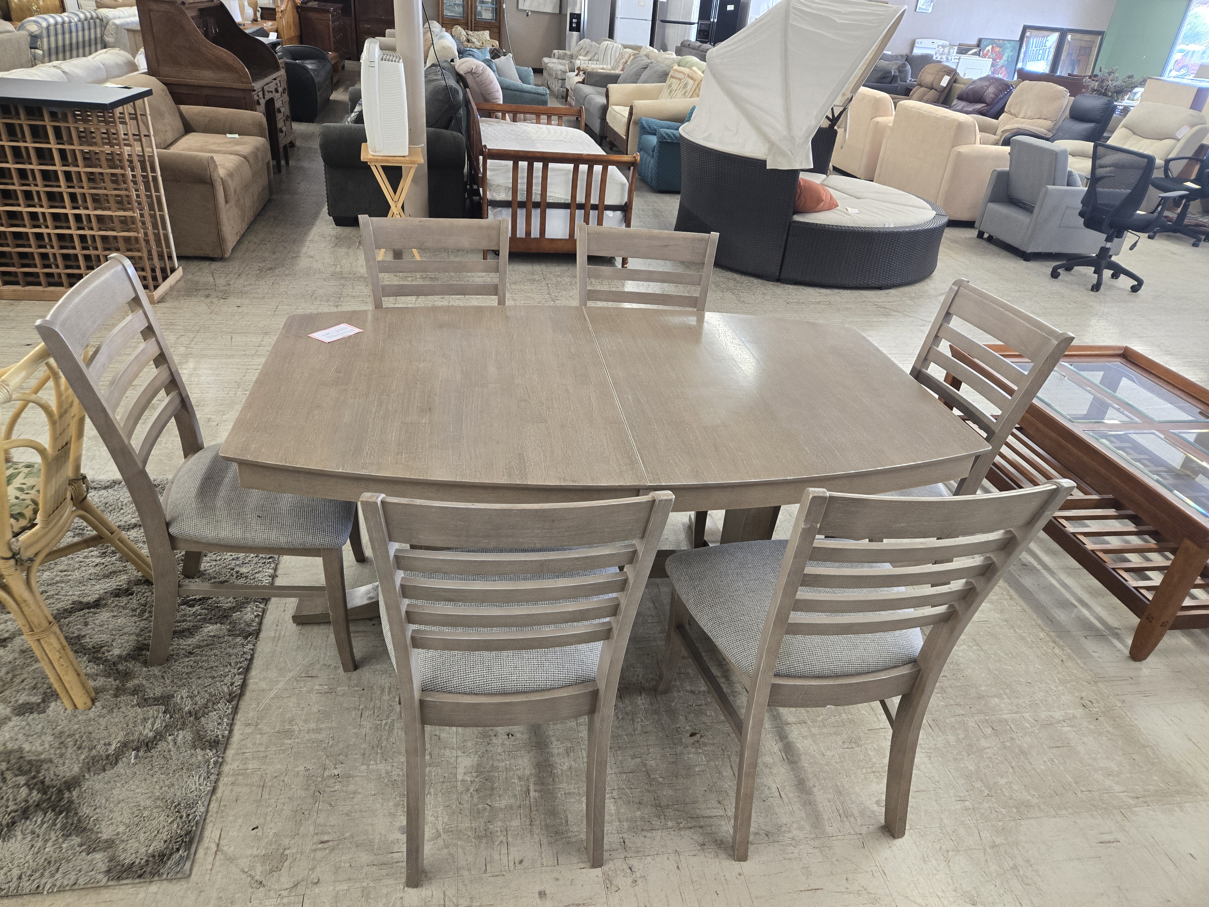 Table with 6 chairs and 2 butterfly leafs - Pre-loved furniture Central Florida