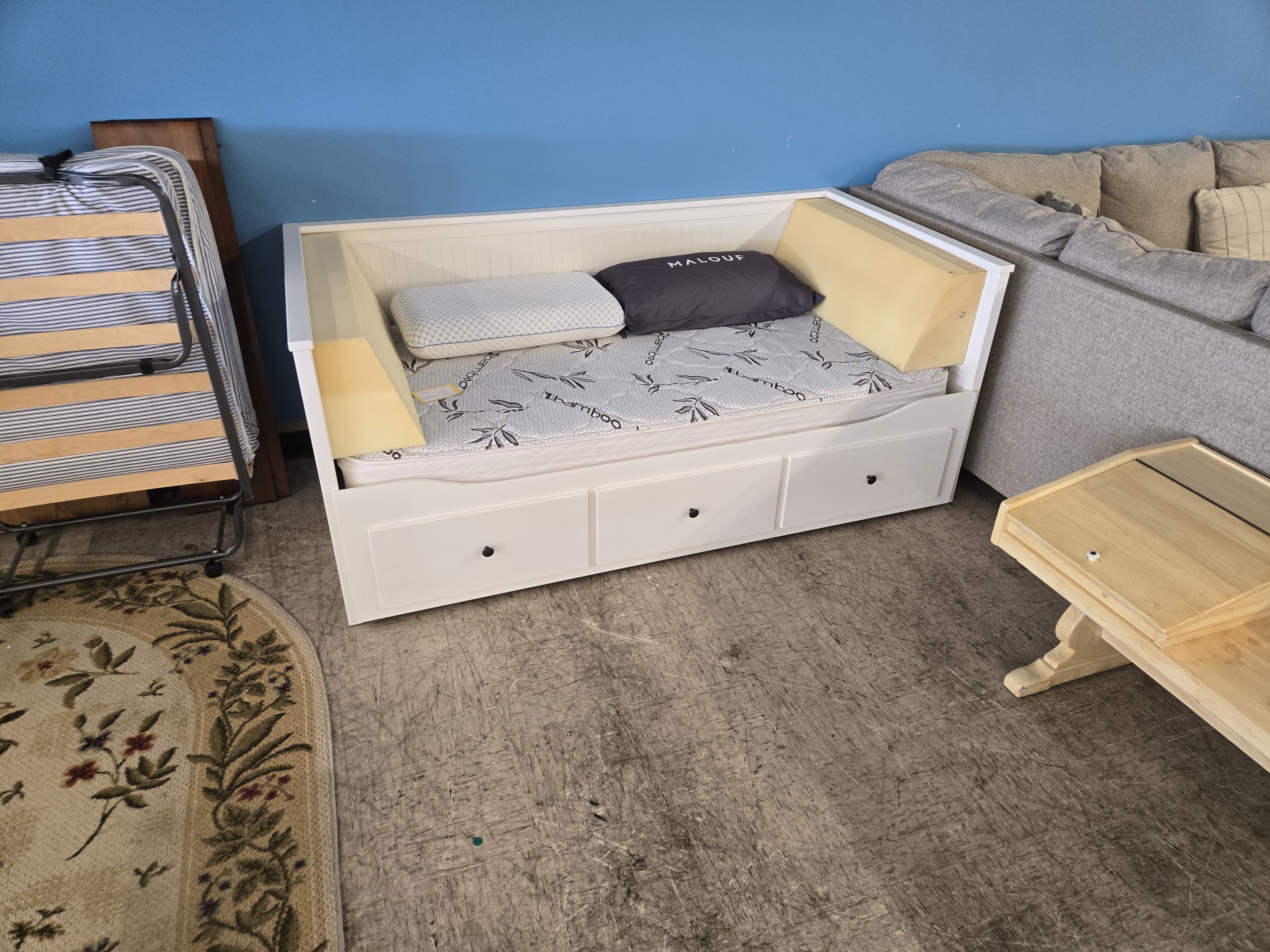 Daybed with drawers - Pre-loved furniture Central Florida