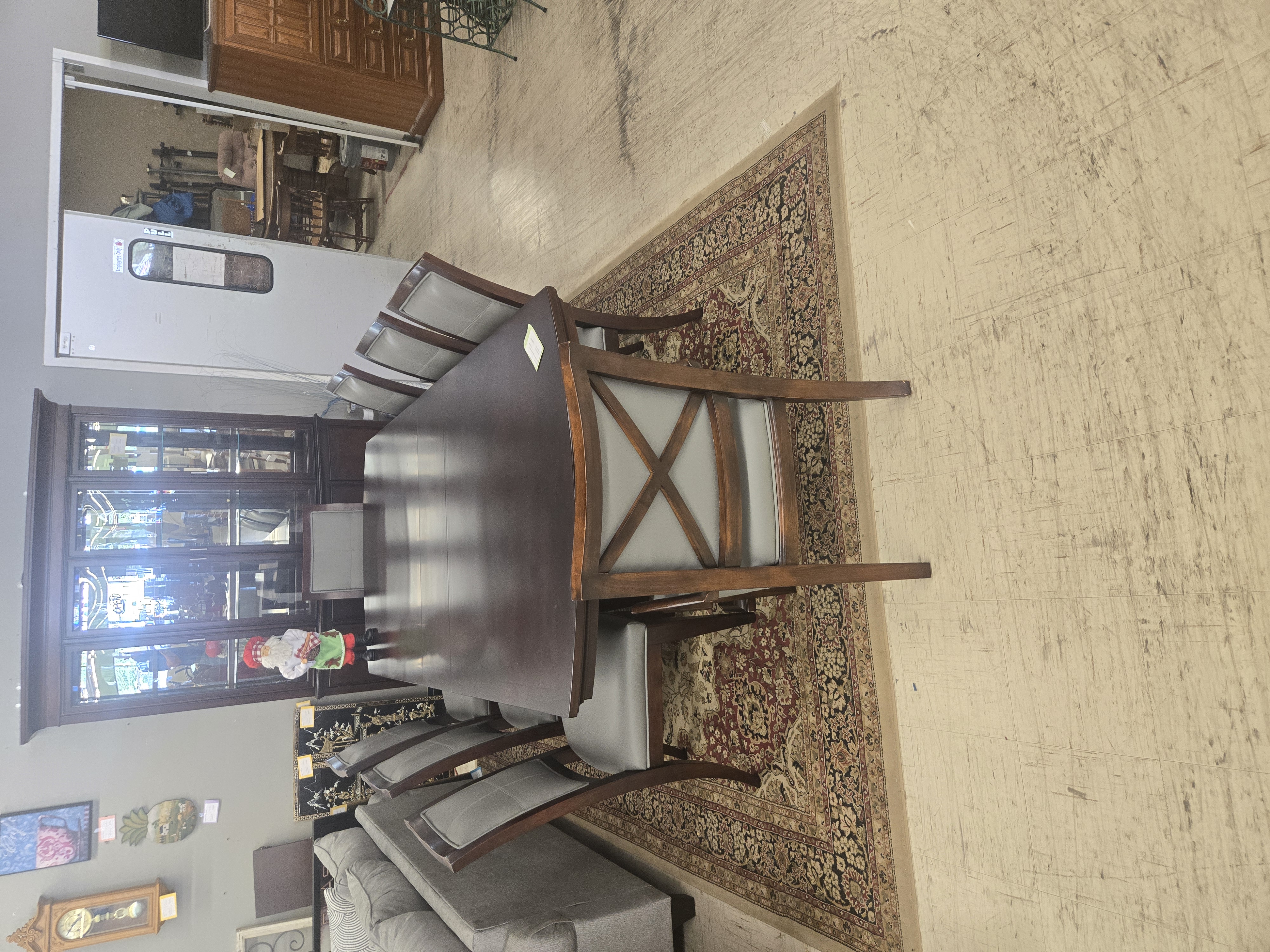 Table with 8 chairs and 2 leafs — photo 1
